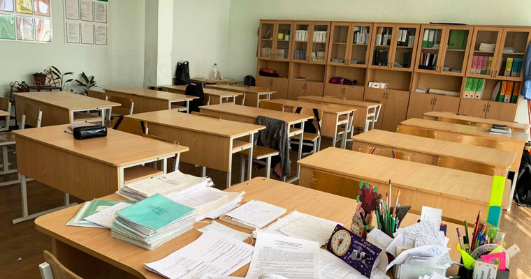 Школьники уходят на весенние каникулы.
