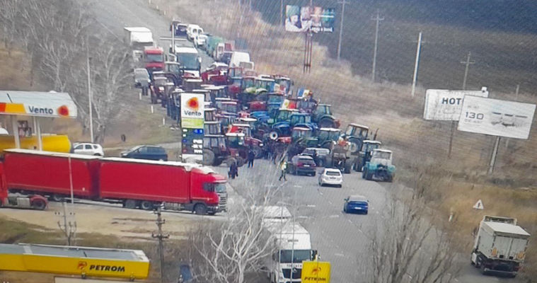 Подъезд к КПП Леушены-Албица снова заблокировали протестующие.