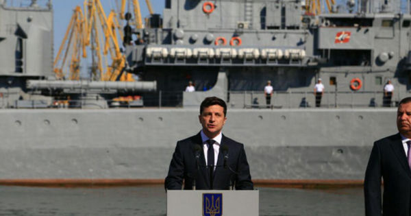 В честь праздника президент вручил семерым морякам медали Защитника Отечества. 