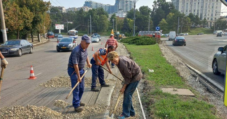В столице продолжается ремонт тротуаров на бульваре Ренаштерий.