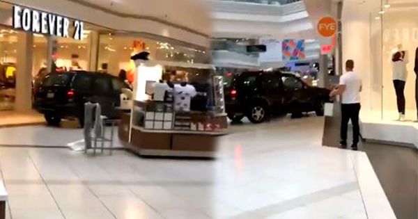 В Чикаго мужчина заехал на внедорожнике в молл. Видео появилось в соцсетях.