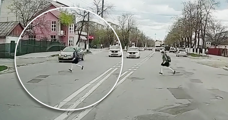 В Новых Аненах девочку едва не сбила машина. Коллаж: Point.md