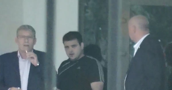 Депутаты-курильщики не постеснялись зажечь и выкурить сигарету прямо у входа в парламент. Фото: crimemoldova.com.