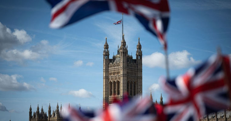 Marea Britanie îi va obliga pe toți cei care lucrează pentru Rusia să se înregistreze.