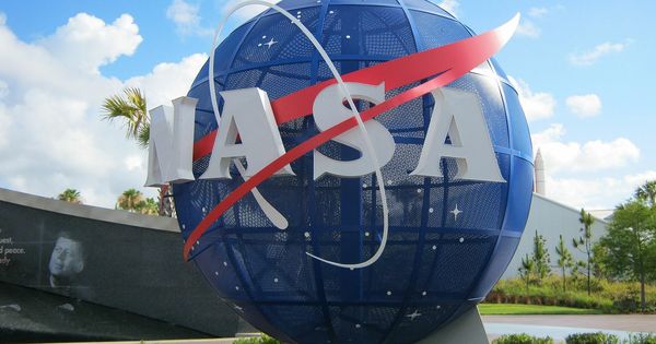 В НАСА считают невозможной высадку американцев на Луну в 2024 году.