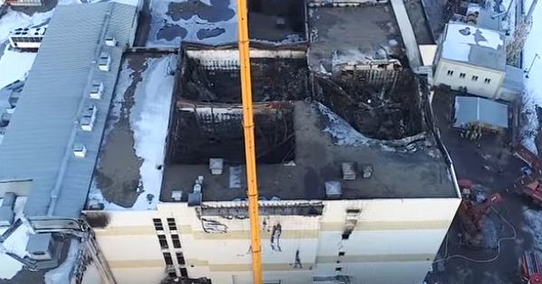 Momentul în care un copil își strigă mama în timp ce arde în mall-ul din Rusia.