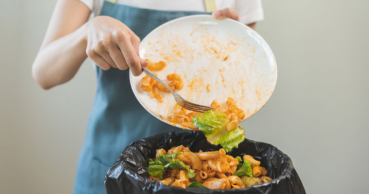 Mai multă risipă: După sărbători, moldovenii aruncă ouă, cozonaci și alte produse alimentare.