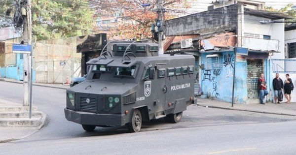 В операции полиции против автоугонщиков в Рио-де-Жанейро погибли 18 человек.