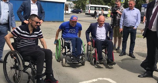 Владислав Пинаев заставил дорожников на себе проверить, как живется инвалидам-колясочникам.
