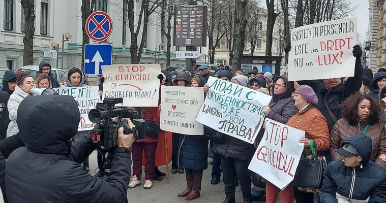 Персональные ассистенты протестовали у мэрии и попытались пройти в здание.