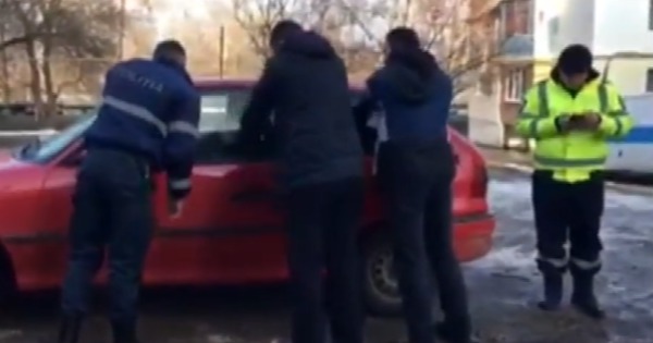 Un şofer a blocat o stradă după ce a adormit în maşină. 