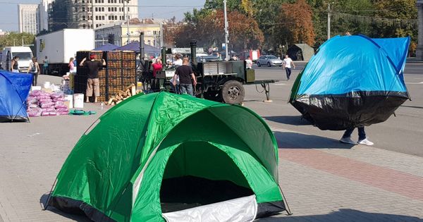 Также на площади появились палатки.
