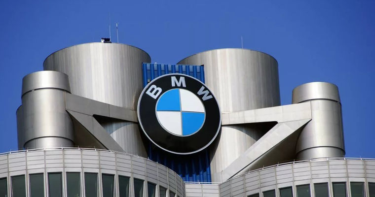 Profitul BMW a scăzut cu aproape un sfert din cauza tarifelor americane și a cererii slabe din China.