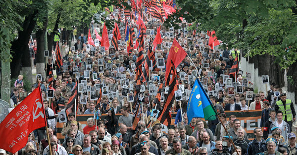 Рассмотрите фотографию по приведенному плану и фотографии напишите рассказ об акции бессмертный полк