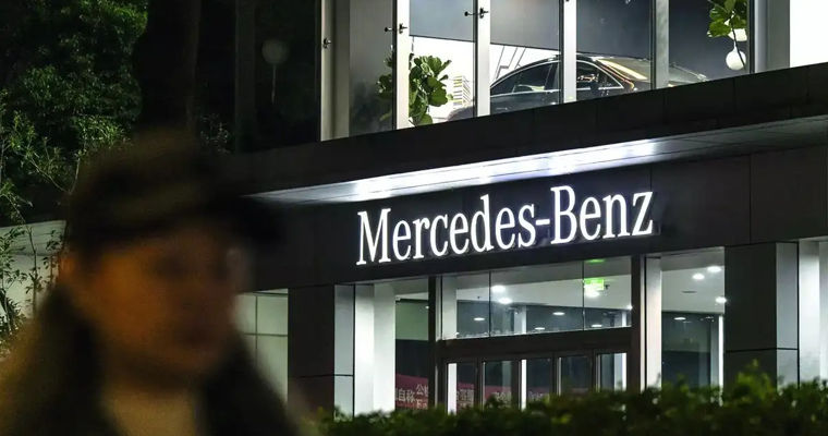 Vânzările Mercedes-Benz scad din cauza tarifelor impuse de Trump și a concurenței din partea Chinei.