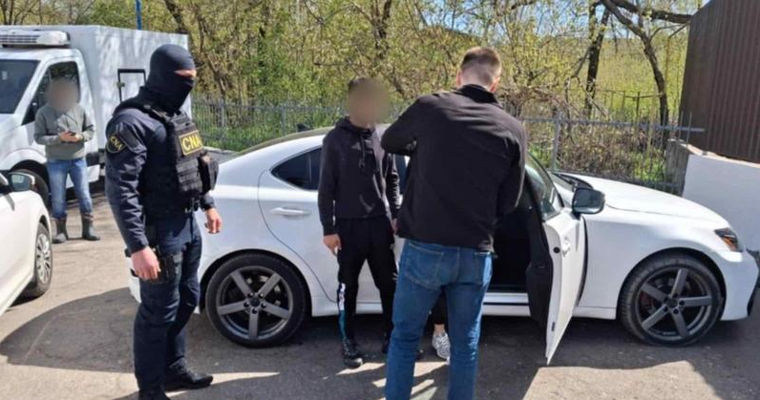 Doi polițiști și un intermediar, reținuți de CNA pentru mită.
