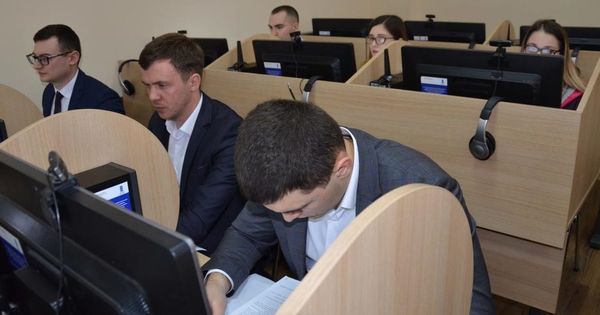 Будущие судьи и прокуроры сдают выпускные экзамены.