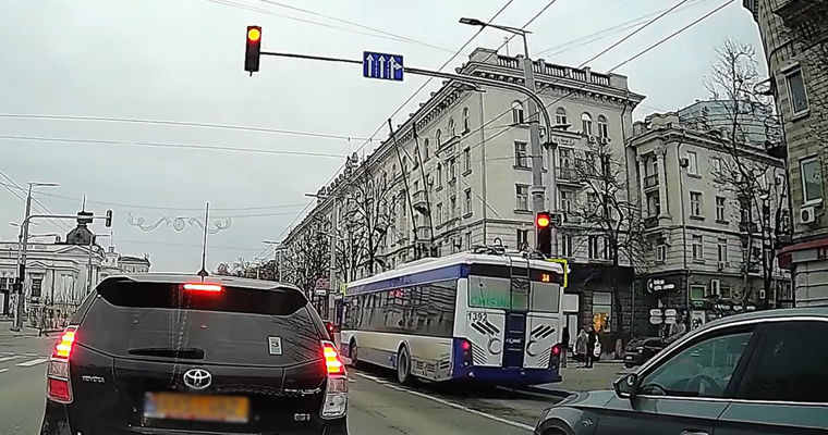В Кишиневе водитель троллейбуса проехал на запрещающий сигнал светофора.