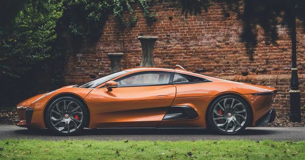 Один из четырех суперкаров Jaguar из фильма о Бонде пустят с молотка.
