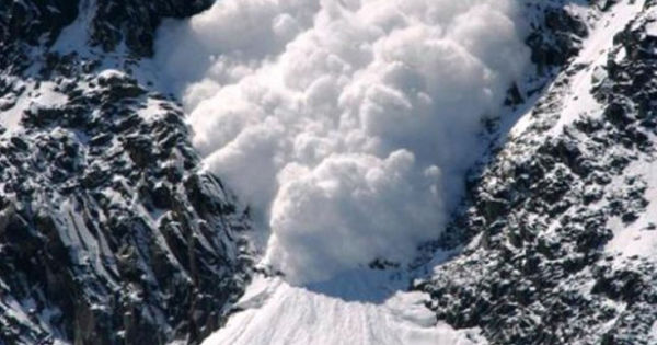 Stațiune montană din Rusia: O avalanșă uriașă a acoperit o parcare