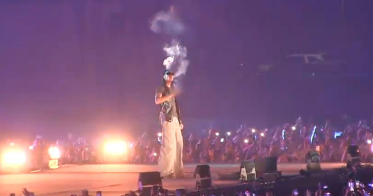 Rapperul Wizz Khalifa, care a fumat marijuana pe o scenă în România, pedepsit cu o amendă.