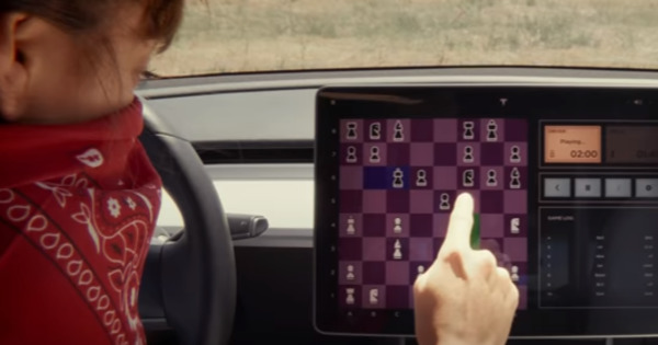 Владельцы Tesla могут сразиться в шахматы со своими авто.
