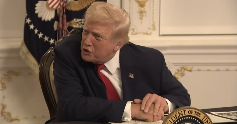 Трамп обругал журналистку из-за вопроса о Байдене: "Ты тупая?".