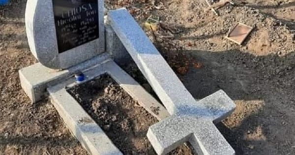 В селе Лэрушна вандалы повредили памятники на кладбище.