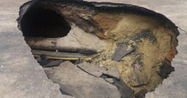 На одной из улиц Кагула появилась яма глубиной в несколько метров. Фото символ: img.ura-inform.com.