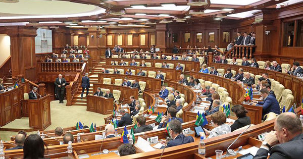 Anticoruptie.md: Case și mașini noi în 2016 pentru deputații „transfugi"