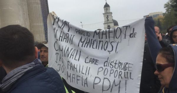 Некоторые молодые люди скандировали «Jos Plahotniuc» прямо посреди толпы, собравшейся в центре столицы.