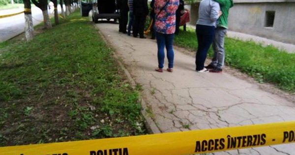 В столице мужчина умер на улице, не дождавшись приезда скорой помощи.