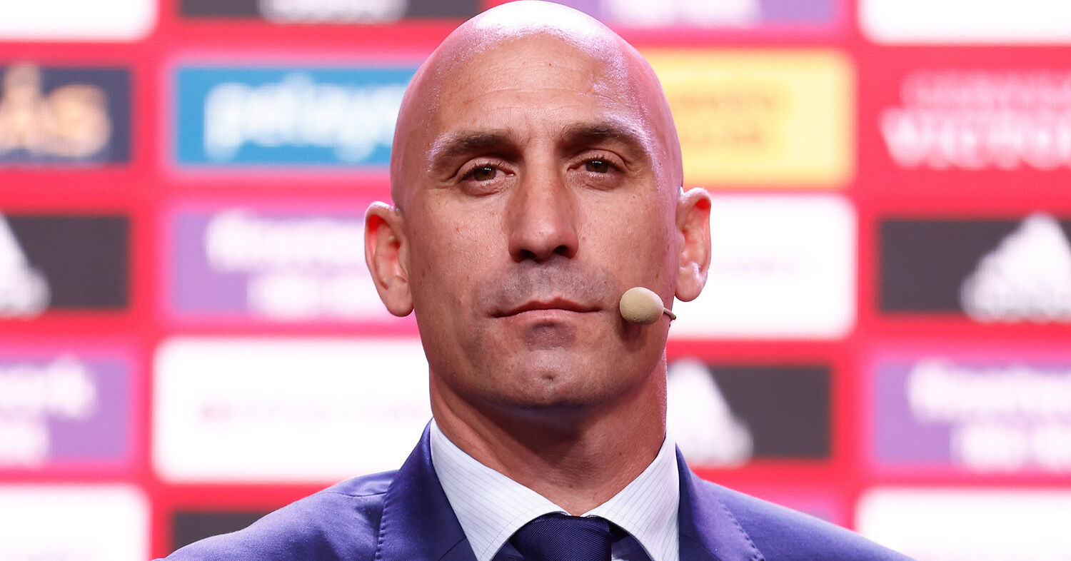 Поцеловавший футболистку глава RFEF Рубиалес обвинил феминисток в травле.