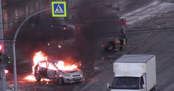 Explozie în timp ce pompierii încercau să salveze o mașină. Foto: Captură video