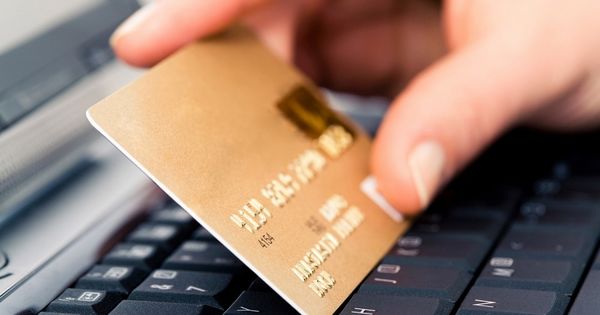 Почти на 60% выросло число тех, кто расплачивается банковской карточкой.