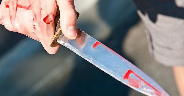 В Кишиневе мужчина ударил ножом собутыльника на школьной спортплощадке.