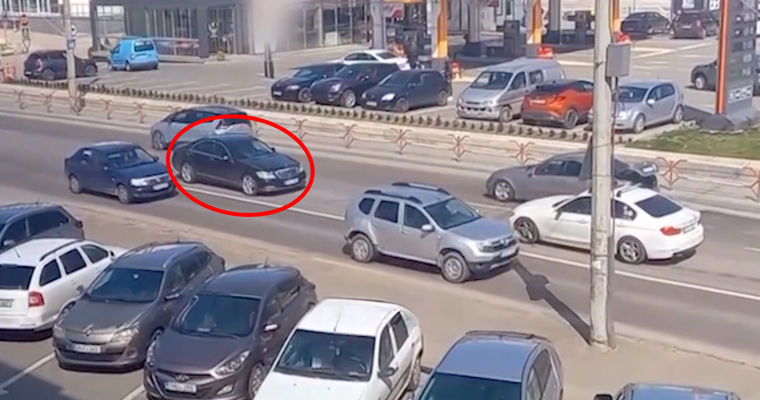 В Кишиневе водитель решил преподать урок нарушителю правил дорожного движения.