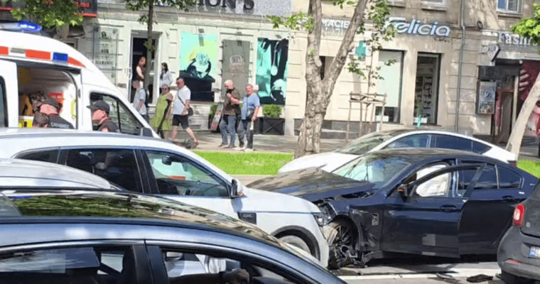 В центре Кишинёва произошло ДТП с участием пяти автомобилей.