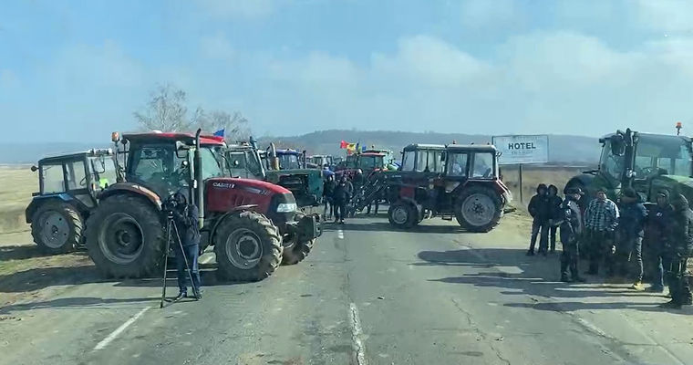 Фермеры снова заблокировали дорогу к КПП в Леушенах.