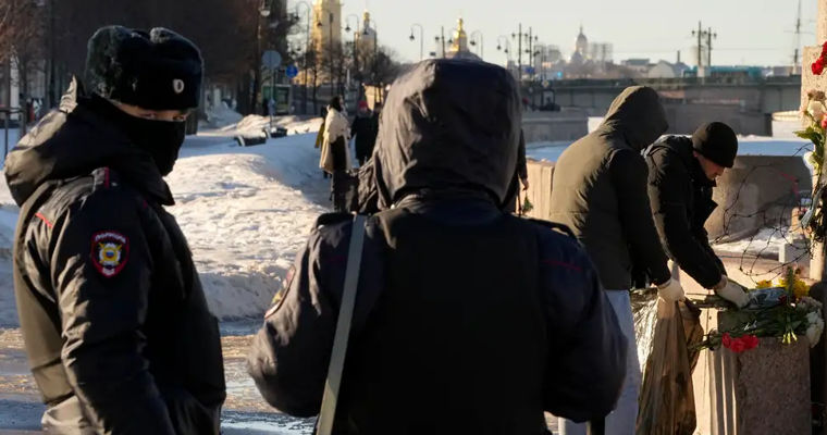 В Москве задерживают участников акций памяти Навального.