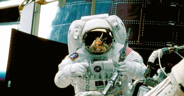 В NASA за 14 лет не смогли создать новые скафандры для космонавтов.