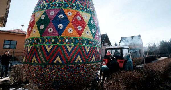 Într-un sat din Slovacia a fost montat cel mai mare ou de Paște din lume