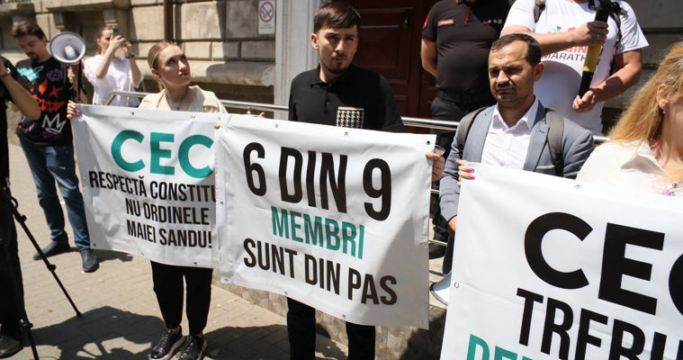 Сторонники блока «Альтернатива» провели акцию протеста, требуя деполитизации ЦИК.