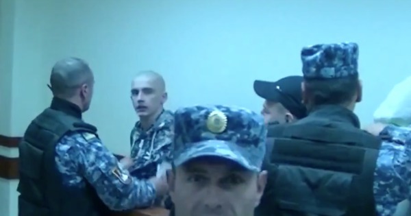 Обвиняемые ведут себя агрессивно и безобразно даже в камере, оскорбляя охранников и других сотрудников тюрьмы.