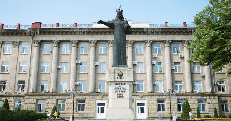 Pe o stradă din Bălți s-a format un crater: Autoritățile au decis să umple golul cu beton.