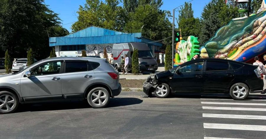 ДТП на Ботанике: столкнулись автомобили Toyota и Nissan.