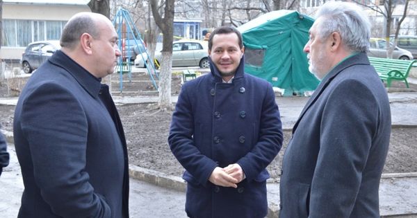 Руслан Кодряну в сопровождении вице-мэра Нистора Грозаву и подрядчика проинспектировали качество ремонтных работ.