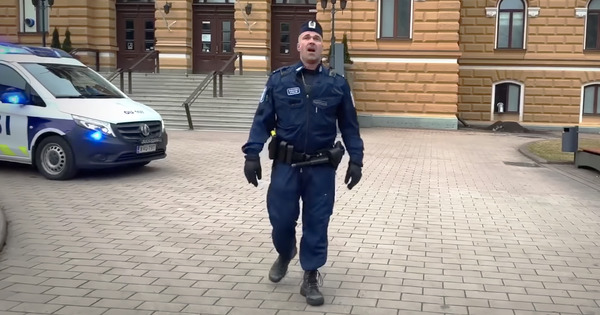 Финский полицейский поддержал граждан песней во время карантина.