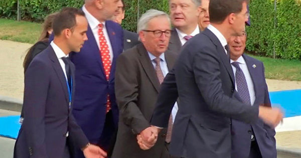 Юнкер едва не упал на президента Украины Петра Порошенко.