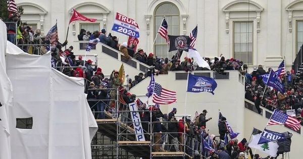 Fox News: четыре сотрудника Белого дома подали в отставку после протестов.